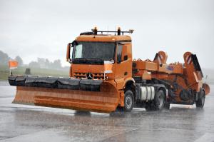 Mercedes-Benz Arocs 2045 AS Schneeraum-Sattelzug